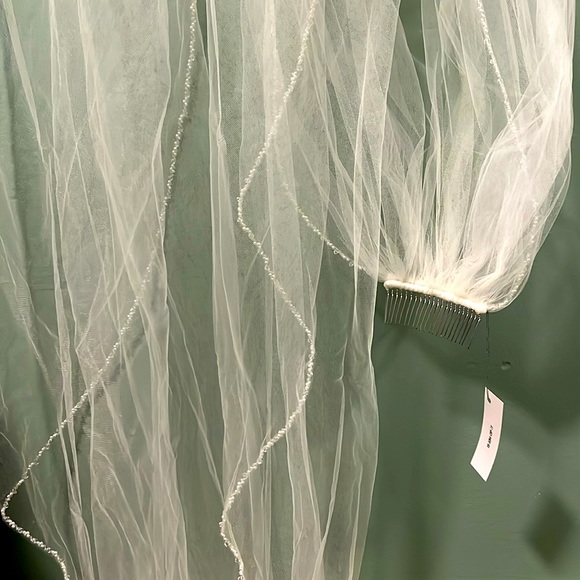 Gorgeous, sheer, chapel length bridal veil - Picture 3 of 4